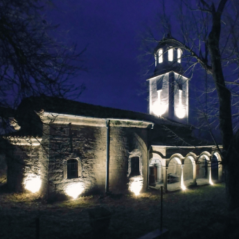 Éclairage de la façade de l'église du village de Blaskovtsi