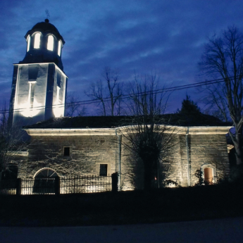 Éclairage de la façade de l'église du village de Blaskovtsi