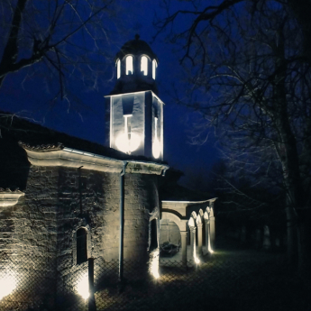 Éclairage de la façade de l'église du village de Blaskovtsi