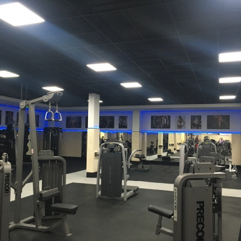 Fitness Line. Réalisé avec des panneaux LED LP664042, des bandes LED RVB PN5060RGB