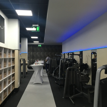 Fitness Line. Réalisé avec des panneaux LED LP664042, des bandes LED RVB PN5060RGB