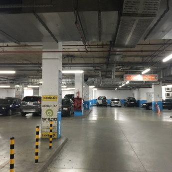 Parking souterrain au Grand Mall Varna. Éclairage - corps luminaire industriel LED LITH1502250