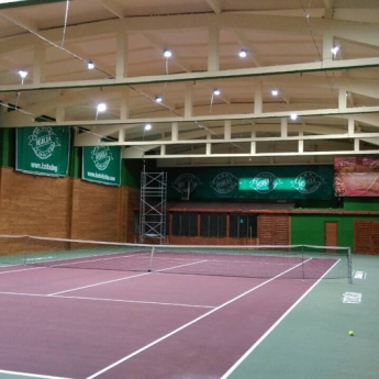 Tennisplatz Isida. Beleuchtet mit Industriebeleuchtungskörper LIK10050